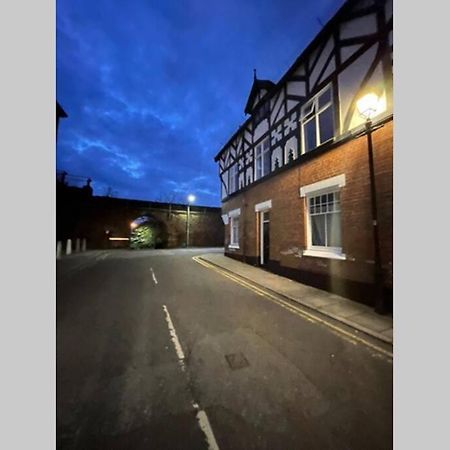 Boutique City Centre Apartment With Parking Chester Exterior foto