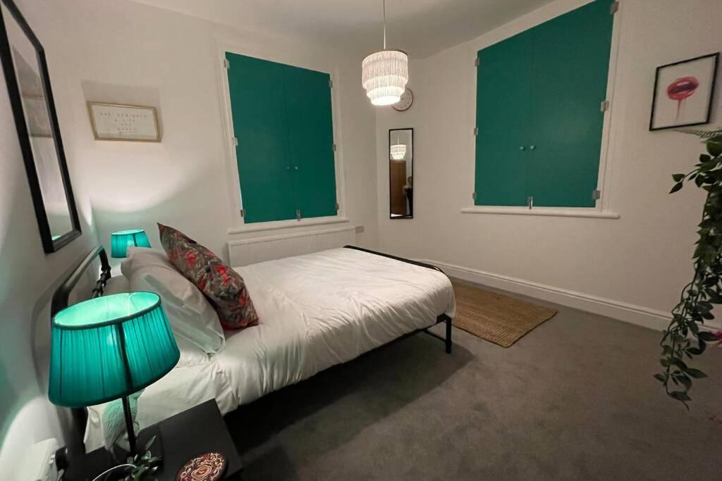 Boutique City Centre Apartment With Parking Chester Exterior foto