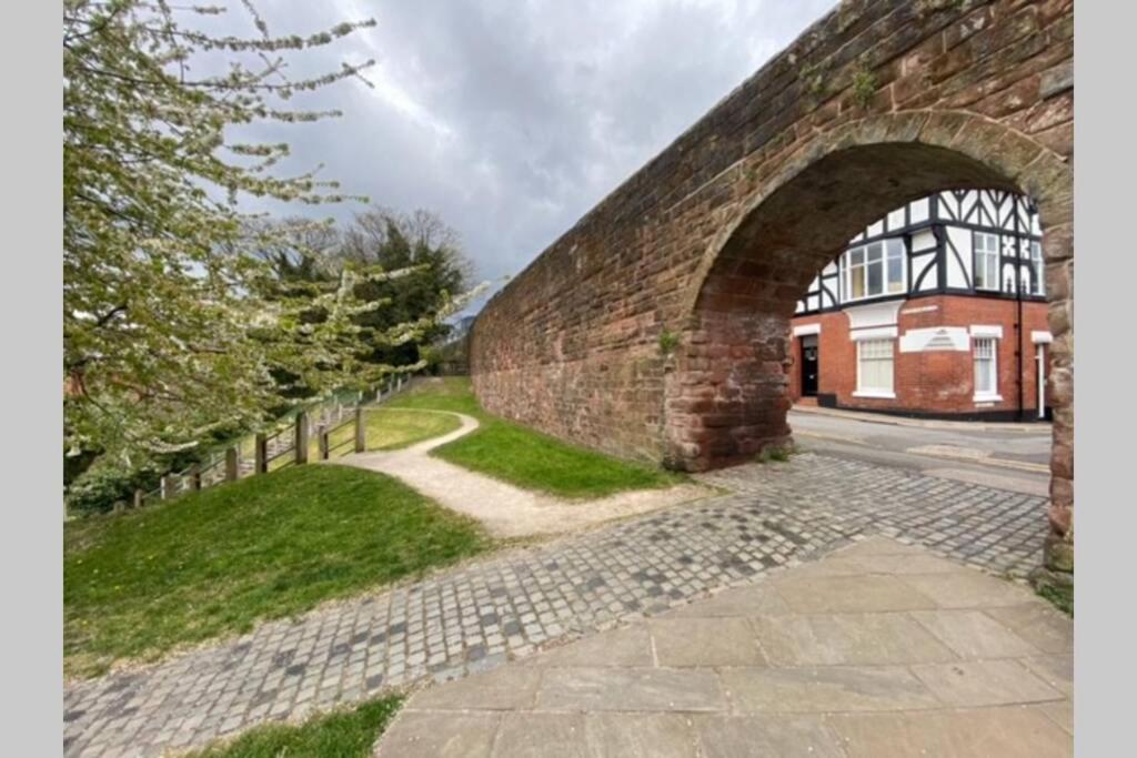 Boutique City Centre Apartment With Parking Chester Exterior foto