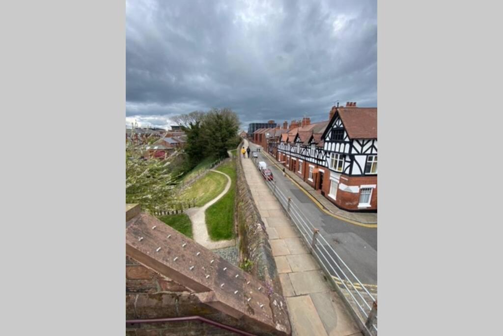 Boutique City Centre Apartment With Parking Chester Exterior foto